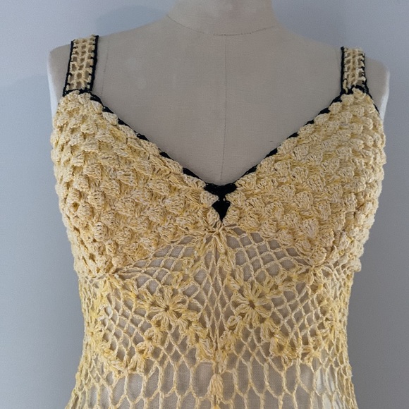 Crochet Yellow w/ Black trim dress w/ thin straps & handkerchief hem. Unlined.xs - Picture 3 of 8